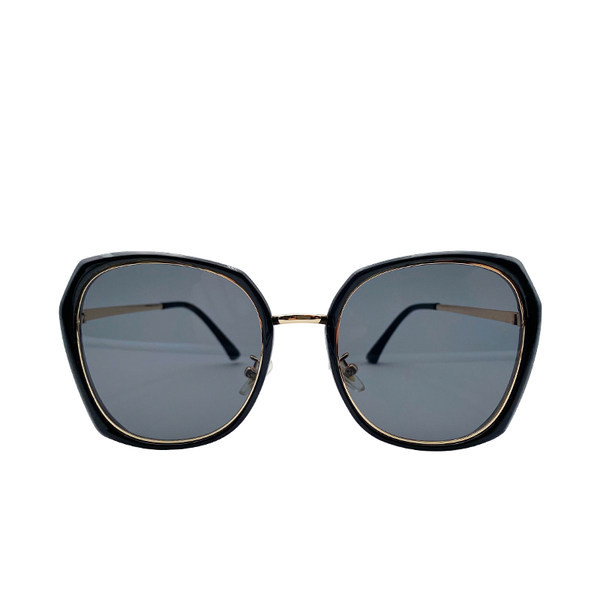 Ovaalse kuju ja õhukeste raamidega naiste prillid