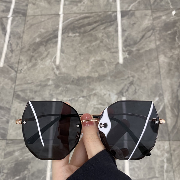 Retro moteriški akiniai plonais rėmeliais