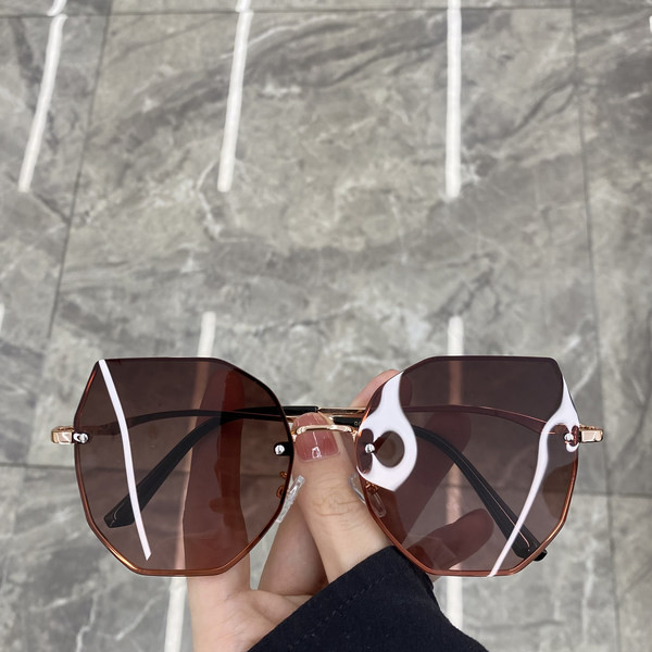 Retro moteriški akiniai plonais rėmeliais