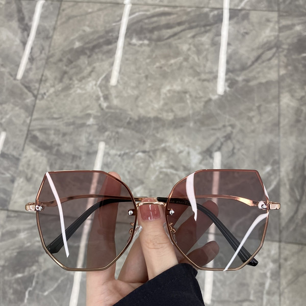 Retro moteriški akiniai plonais rėmeliais