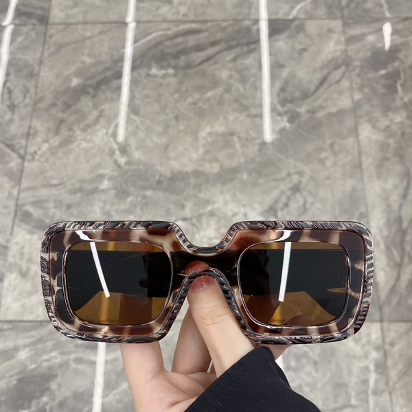 Kvadratiniai akiniai plačiais rėmeliais