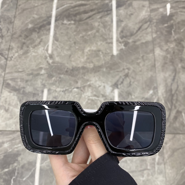 Kvadratiniai akiniai plačiais rėmeliais