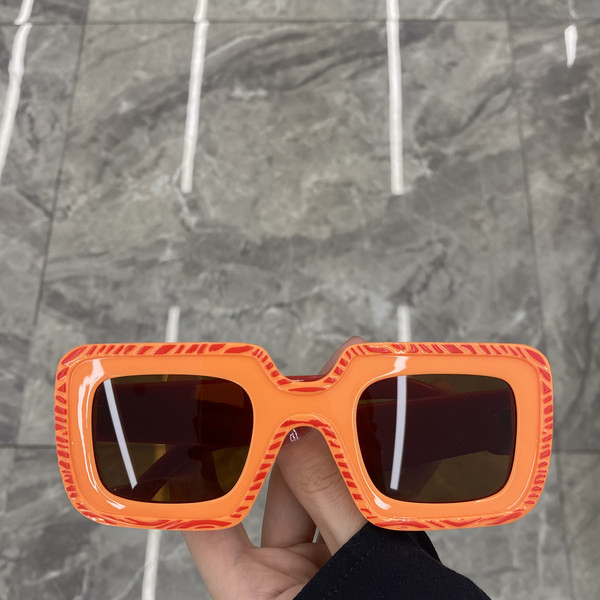 Kvadratiniai akiniai plačiais rėmeliais