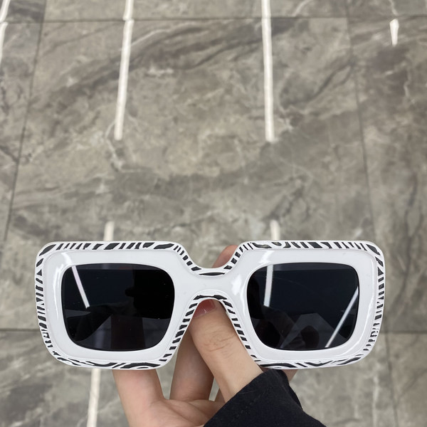 Kvadratiniai akiniai plačiais rėmeliais