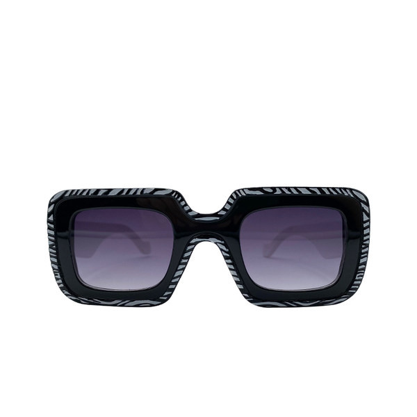 Kvadratiniai akiniai plačiais rėmeliais