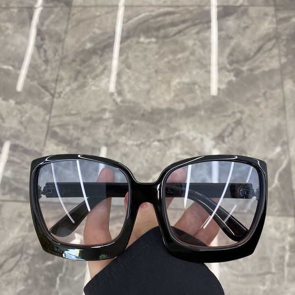 Moodsad ruudukujulised päikeseprillid - mitut värvi