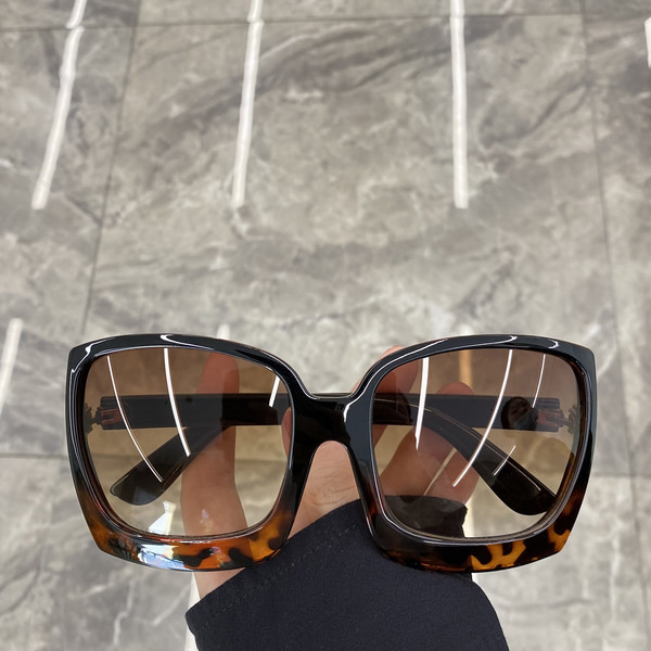 Moodsad ruudukujulised päikeseprillid - mitut värvi