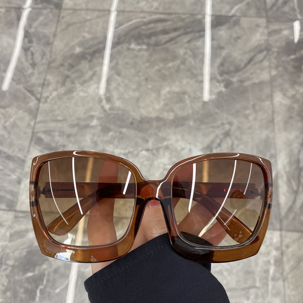 Moodsad ruudukujulised päikeseprillid - mitut värvi