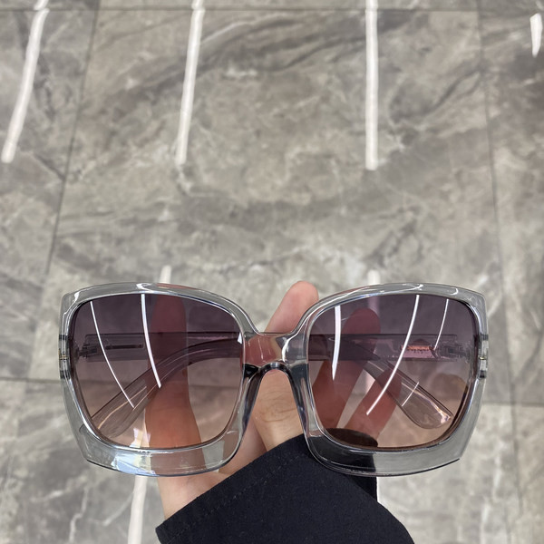 Moodsad ruudukujulised päikeseprillid - mitut värvi