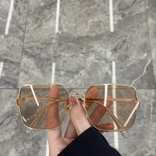 Kandilise kujuga ja õhukese metallraamiga naiste prillid