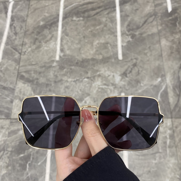 Kandilise kujuga ja õhukese metallraamiga naiste prillid