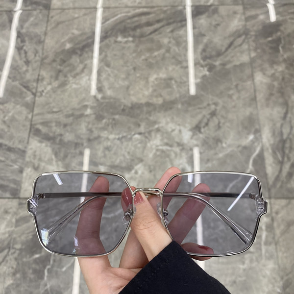 Kandilise kujuga ja õhukese metallraamiga naiste prillid