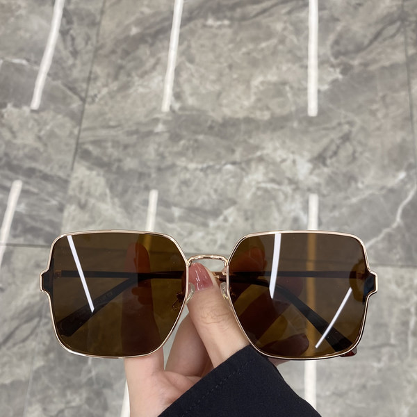 Kandilise kujuga ja õhukese metallraamiga naiste prillid