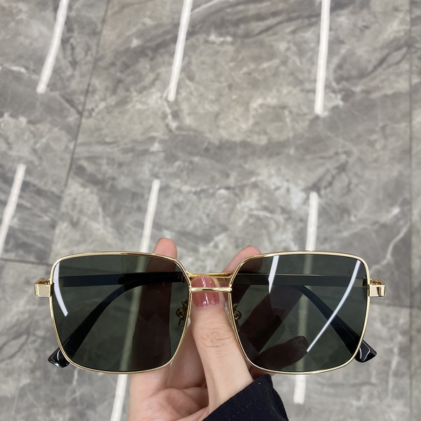 Uus õhukeste raamidega naiste prillide mudel