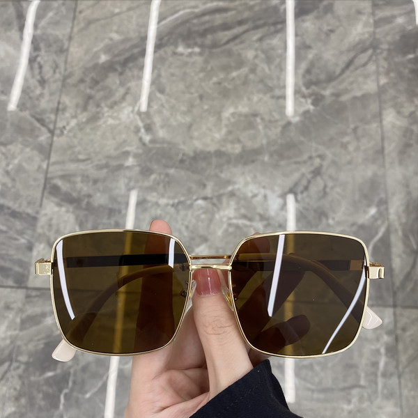 Uus õhukeste raamidega naiste prillide mudel