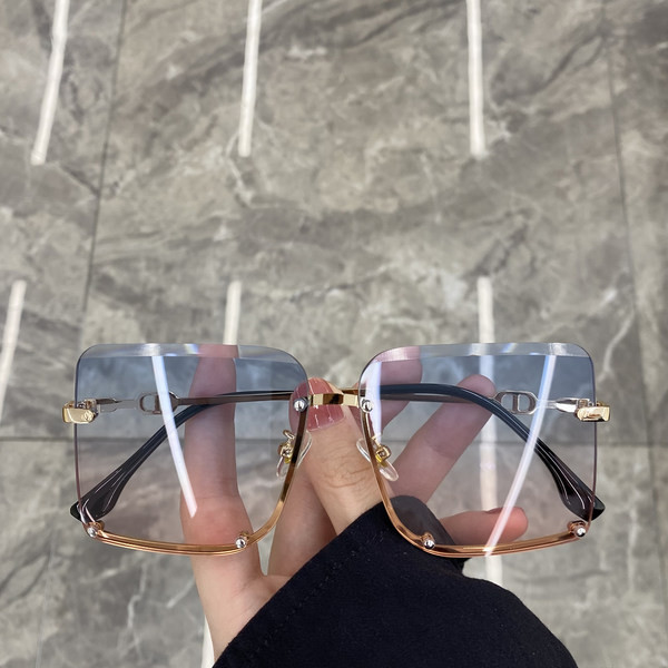 Moodsad UV-kaitsega naiste päikeseprillid