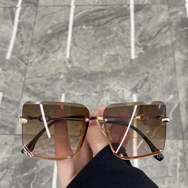 Moodsad UV-kaitsega naiste päikeseprillid