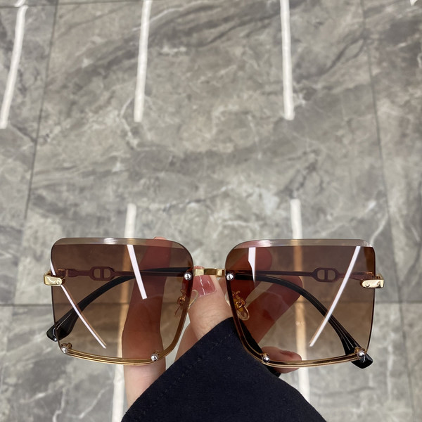 Moodsad UV-kaitsega naiste päikeseprillid