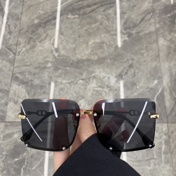 Moodsad UV-kaitsega naiste päikeseprillid