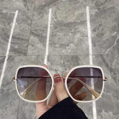 Metallist õhukese raamiga naiste prillide uus mudel