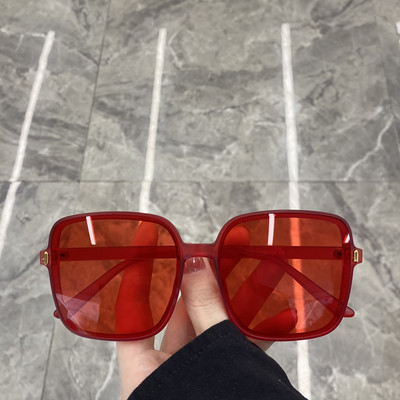 Uus UV-kaitsega kandiliste prillide mudel naistele