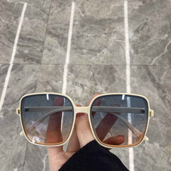 Uus UV-kaitsega kandiliste prillide mudel naistele