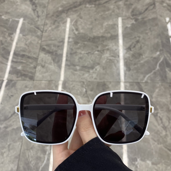 Uus UV-kaitsega kandiliste prillide mudel naistele