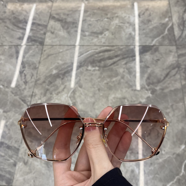 Μοντέρνα στρογγυλά γυαλιά ηλίου 