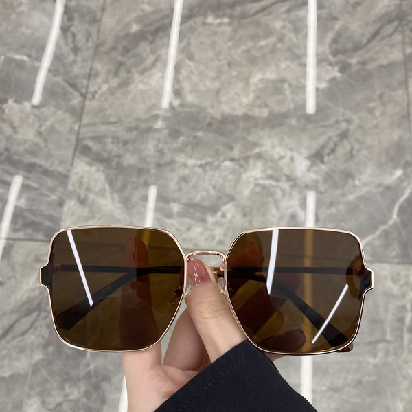 Tavalised õhukeste raamidega naiste kandilised prillid