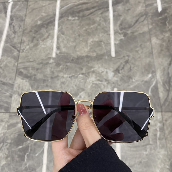 Tavalised õhukeste raamidega naiste kandilised prillid