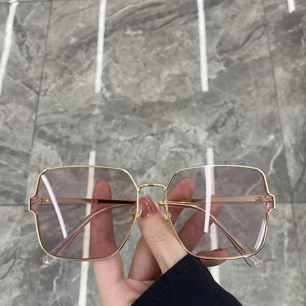 Tavalised õhukeste raamidega naiste kandilised prillid