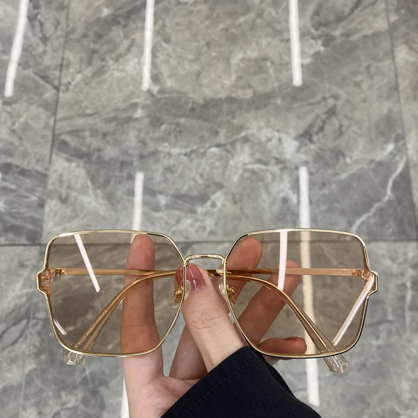 Tavalised õhukeste raamidega naiste kandilised prillid