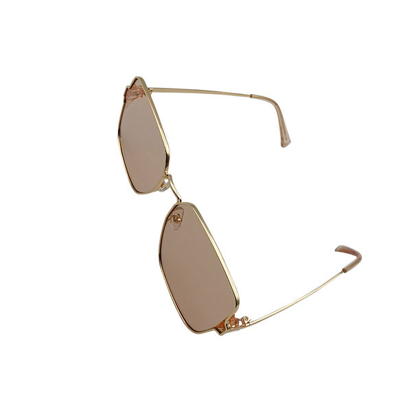 Tavalised õhukeste raamidega naiste kandilised prillid