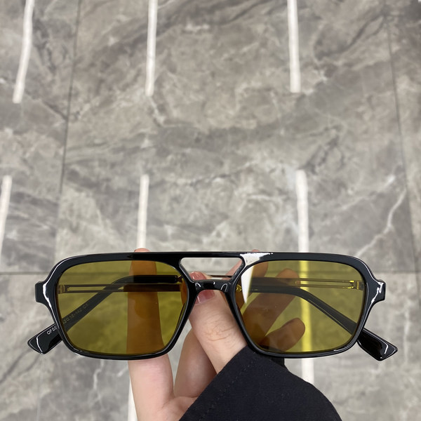 Moteriški retro akiniai su spalvotais lęšiais