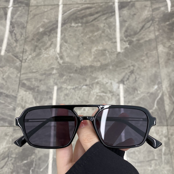 Moteriški retro akiniai su spalvotais lęšiais