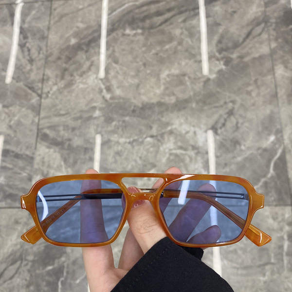 Moteriški retro akiniai su spalvotais lęšiais