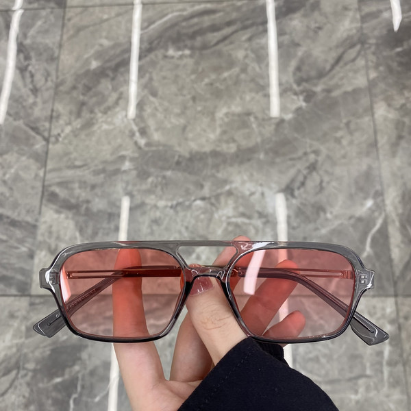 Moteriški retro akiniai su spalvotais lęšiais