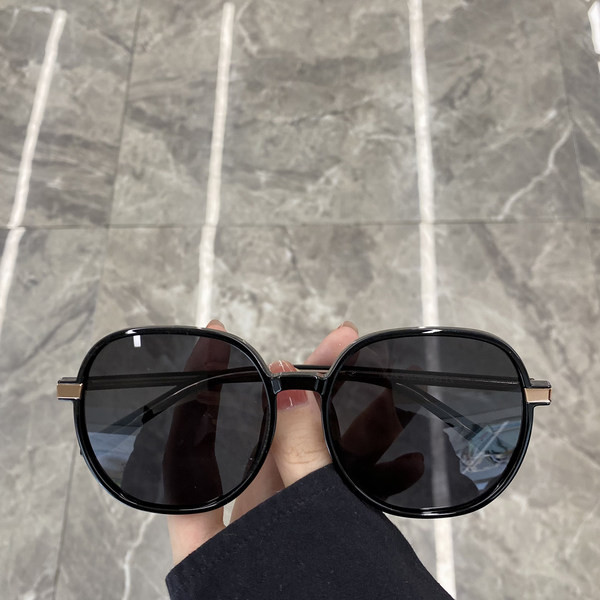 Laisvalaikio moteriški akiniai plonu rėmeliu – kelių spalvų