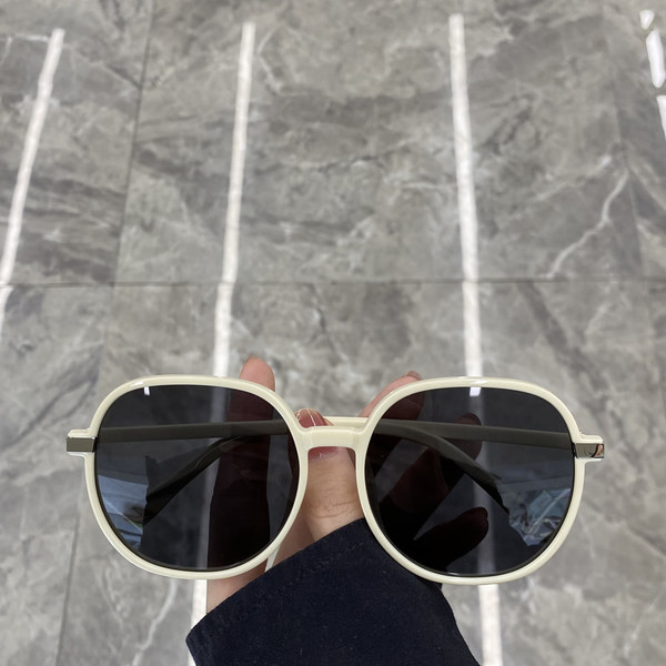 Laisvalaikio moteriški akiniai plonu rėmeliu – kelių spalvų