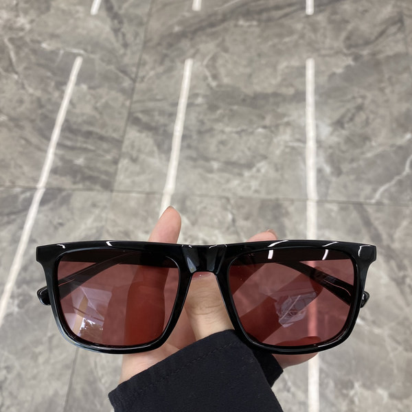 Moteriški kvadratiniai akiniai nuo saulės – poliarizuoti