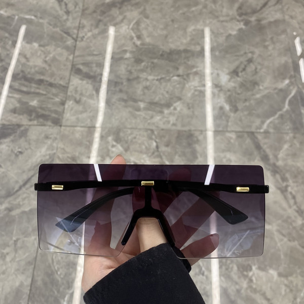 Moteriška akinių tipo kaukė stačiakampio formos