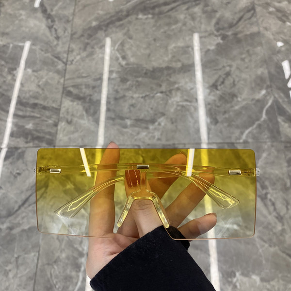 Moteriška akinių tipo kaukė stačiakampio formos