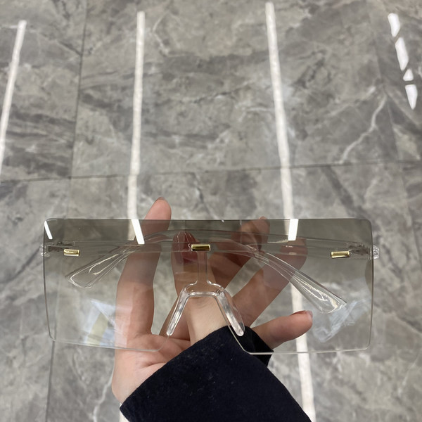 Moteriška akinių tipo kaukė stačiakampio formos