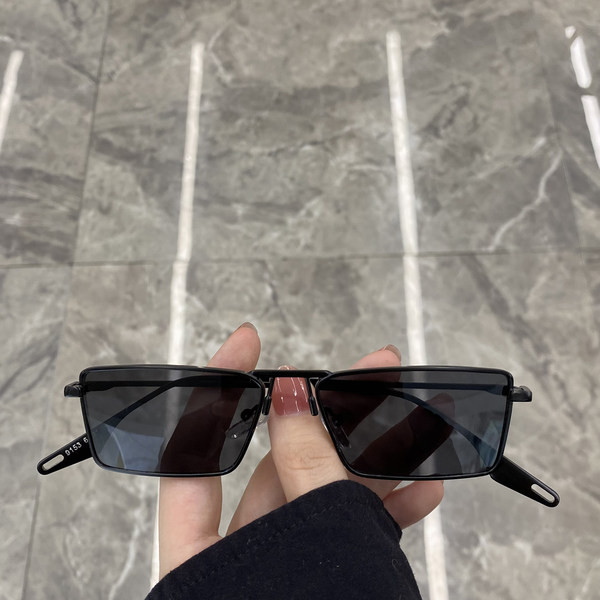 Moteriški kvadratiniai akiniai