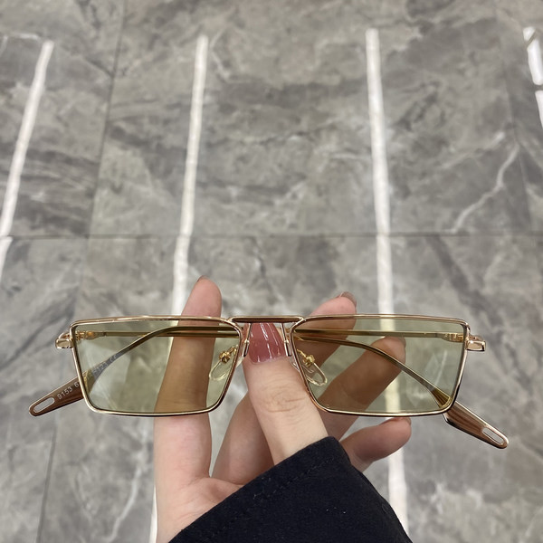 Moteriški kvadratiniai akiniai