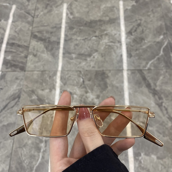 Moteriški kvadratiniai akiniai