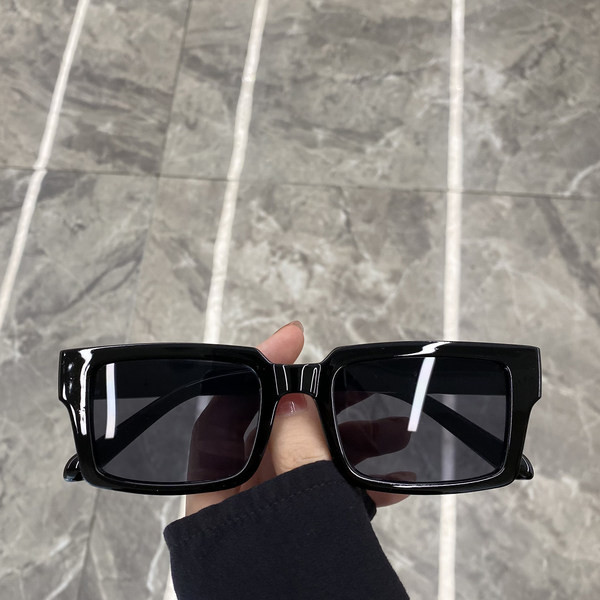 Retro moteriški akiniai plastikiniais rėmeliais