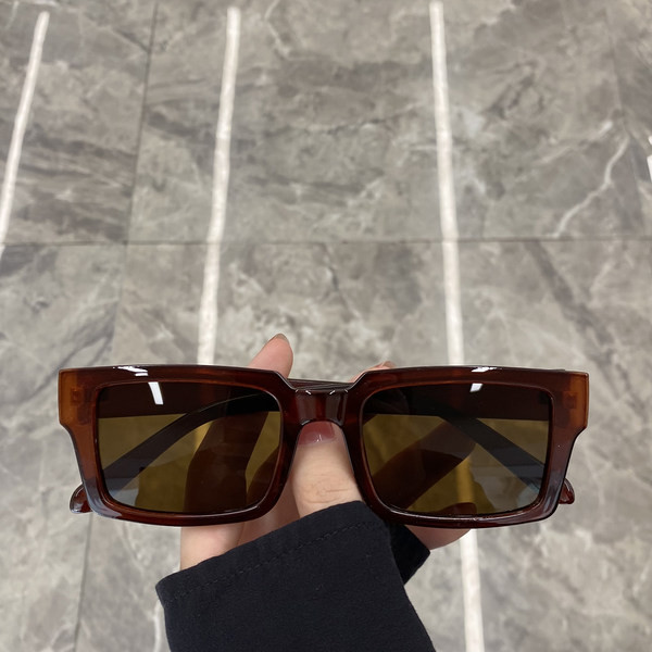 Retro moteriški akiniai plastikiniais rėmeliais