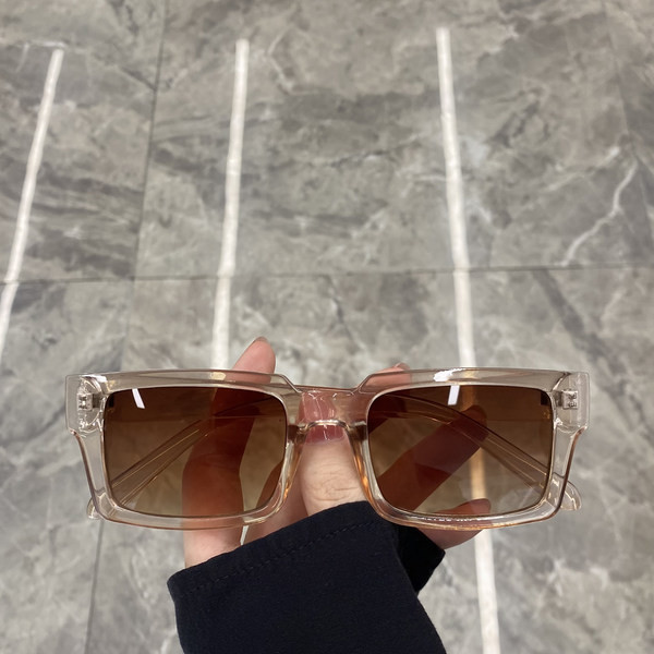 Retro moteriški akiniai plastikiniais rėmeliais