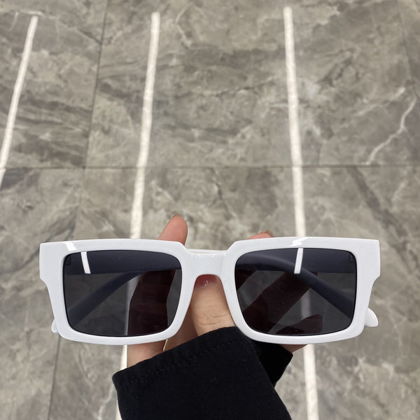 Retro moteriški akiniai plastikiniais rėmeliais